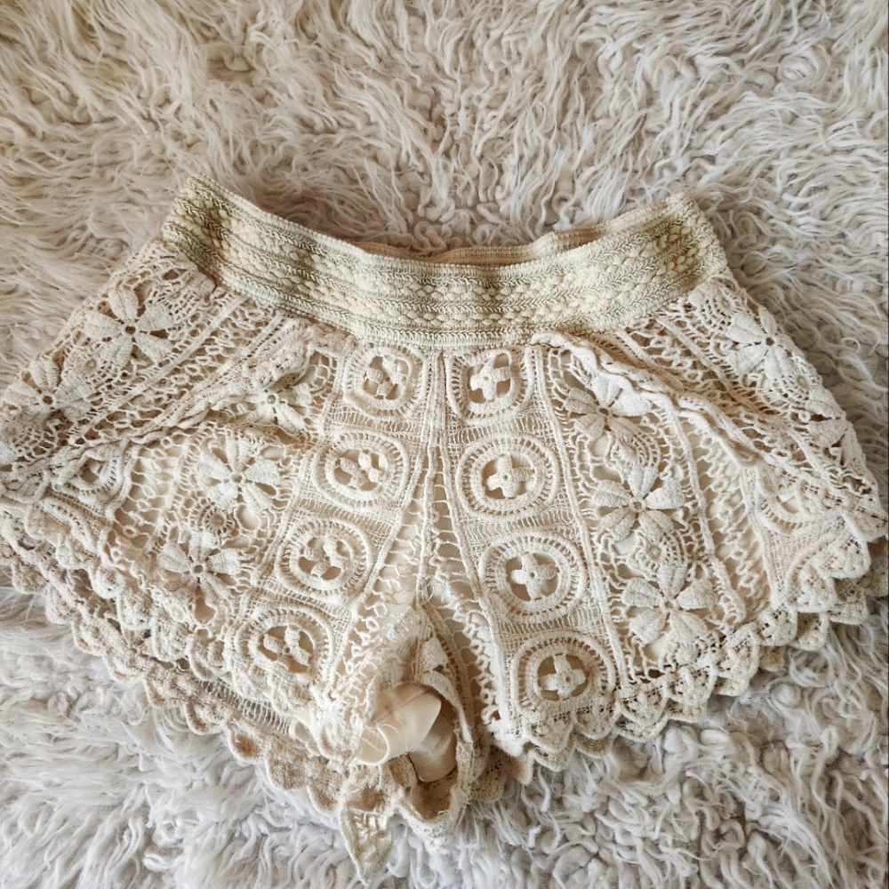BREEZE OVER | boho lace elastic waist shorts - medium
